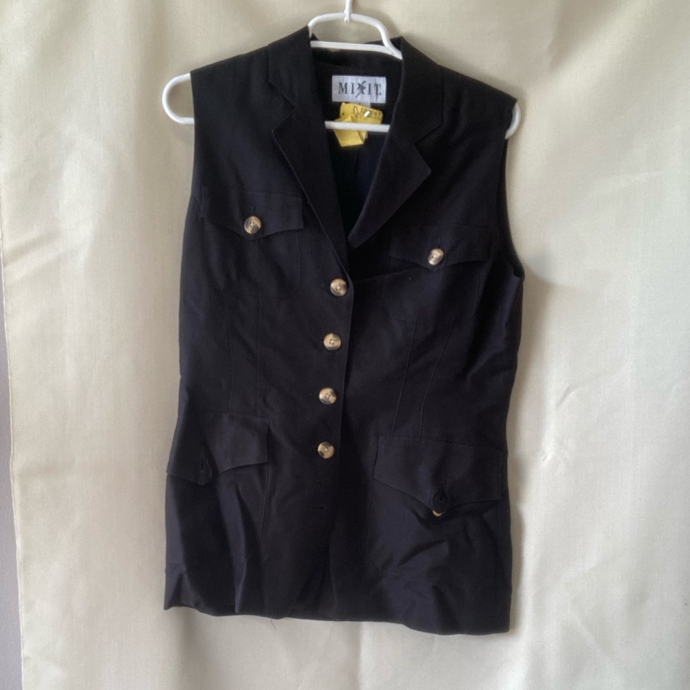Mix It sleeveless blouse size 6 in black.